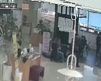 지난 18일 오후 인천 서구 소속 공무원들이 쓰러진 민원인을 응급처치하고 있다. 서구 제공