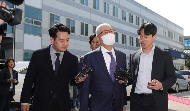 삼표그룹 정도원 회장(가운데)이 2024년 4월9일 오전 경기도 의정부시 가능동 의정부지방법원에 도착해 법정으로 이동하며 취재진의 질문을 받고 있다. 연합뉴스