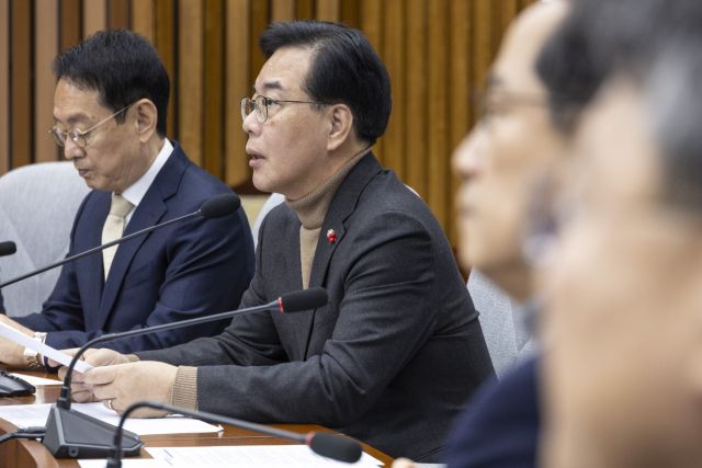 국민의힘 송언석 원내대표가 19일 국회에서 열린 원내대책회의에서 떨어지지 않고 있는 원/달러 환율에 대한 정부의 대책 마련을 촉구하는 발언을 하고 있다. 연합뉴스