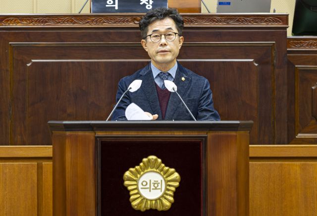 김태흥 의왕시의회부의장이 19일 제316회 의왕시의회 정례회 본회의에서 ‘수도권제1순환고속도로 의왕시 구간 방음터널 설치 촉구 건의안’을 대표 발의하고 있다. 의왕시의회 제공