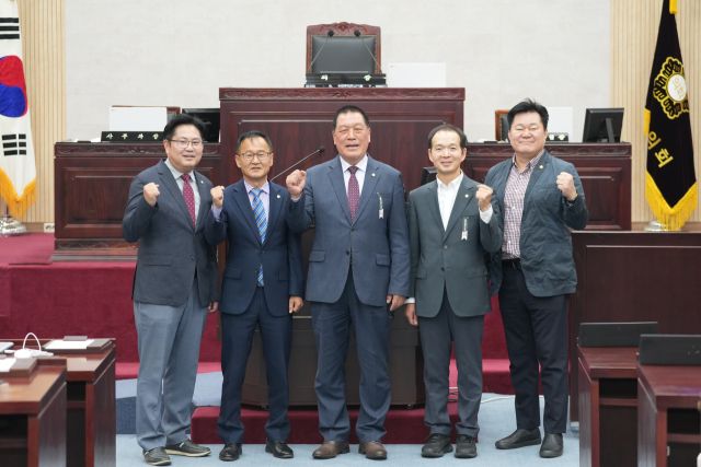 국민의힘 소속 안성시의회 의원들이 18일 안성시 2026년 본예산 보류와 관련, 입장문을 발표했다. 안성시의회 제공