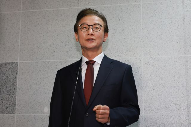 전재수 전 해양수산부 장관이 지난 15일 국회의원회관 내 사무실을 나서며 취재진 질문에 답하고 있다. 연합뉴스