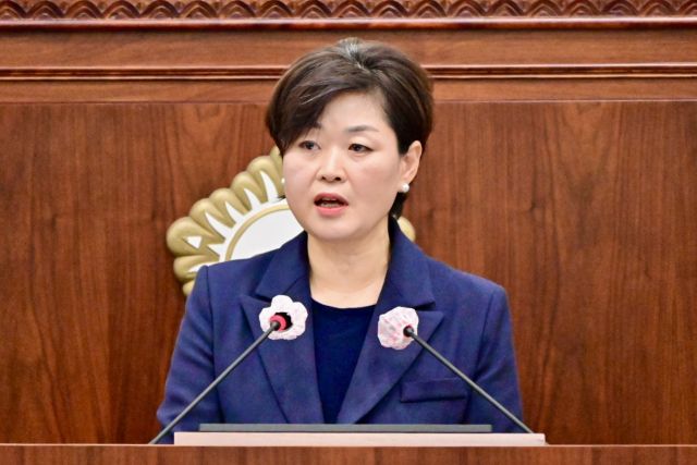 윤미현 과천시의원이 18일 과천시의회 제2차 정례회 제4차 본회의에서 자유발언을 이어가고 있다. 과천시의회 제공