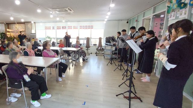 채러티크리스천아카데미 한국119청소년단 단원들이 어르신 앞에서 음악을 연주하고 있다. 양주소방서 제공