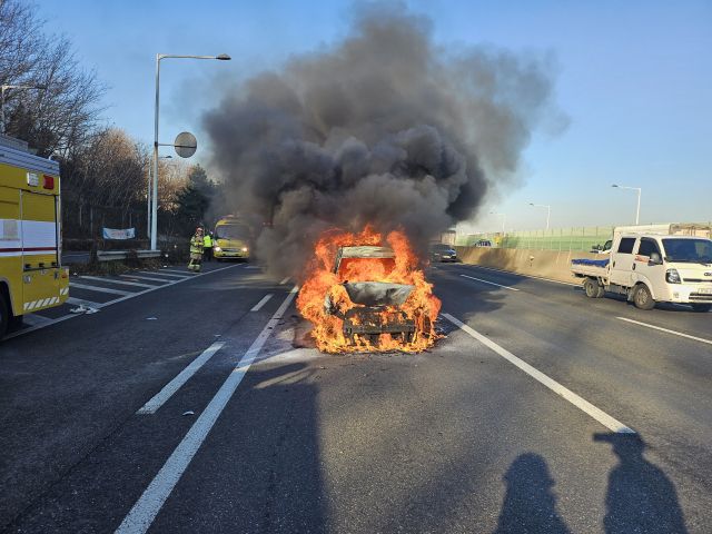 지난 18일 오전 9시39분께 제2경인고속도로 남동IC 방면에서 모닝 차량이 불에 타고 있다. 인천소방본부 제공