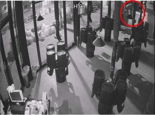 열린 창문을 통해 식당으로 침입하는 절도범. 연합뉴스