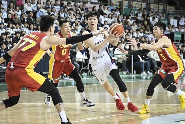한국 농구 대표팀의 이현중이 1일 오후 원주종합체육관에서 열린 '2027 국제농구연맹(FIBA) 월드컵' 아시아 예선 1라운드 B조 2차전 중국과 경기에서 상대 수비 사이로 드리블을 시도하고 있다. 홍기웅기자