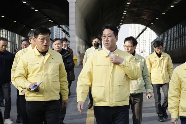 정명근 화성특례시장(오른쪽)이 2일 동탄숲생태터널에서 관계자들에게 조치사항을 지시하고 있다. 화성특례시 제공