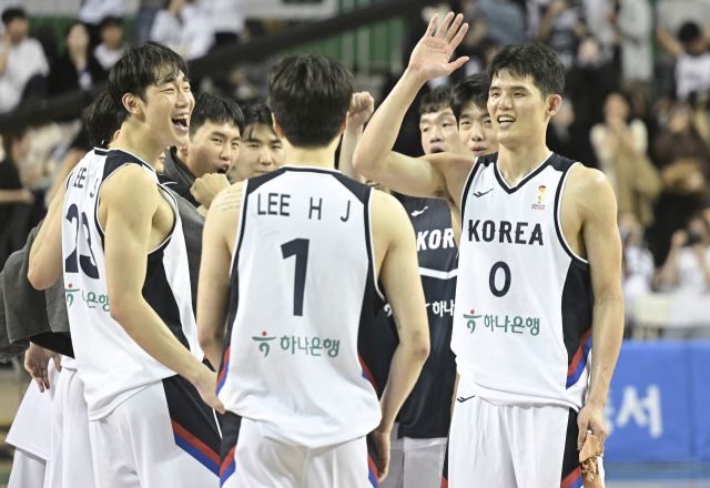 한국 농구 대표팀이 1일 오후 원주종합체육관에서 열린 '2027 국제농구연맹(FIBA) 월드컵' 아시아 예선 1라운드 B조 2차전 중국과 경기에서 승리한 후 기쁨을 나누고 있다. 홍기웅기자