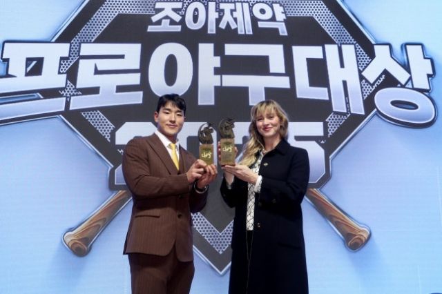 KT 위즈 안현민(왼쪽)이 2일 서울 강남구 라움아트센터에서 열린 2025 조아제약 프로야구 대상 시상식에서 대상을 공동 수상한 한화 폰세(아내 엠마 폰세 대리수상)와 트로피를 들고 포즈를 취하고 있다. 일간스포츠 제공