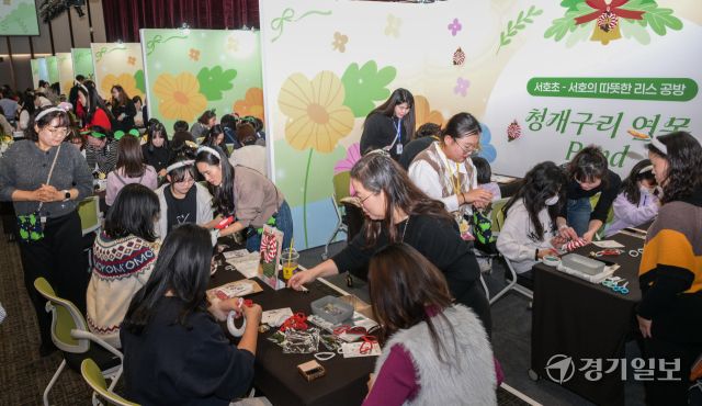 20일 오후 수원컨벤션센터에서 열린 '2025 청개구리 스펙 Festival'에서 참가 학생과 학부모들이 다양한 진로체험을 하고 있다. 청개구리 스펙이란 수원 관내 학부모가 교육의 주체로 학생들을 학습하고, 청소년은 지역사회 속에서 성장하며 학교 안밖으로 교육자원을 활용하는 것을 핵심으로 하는 수원시 교육브랜드이다. 윤원규기자