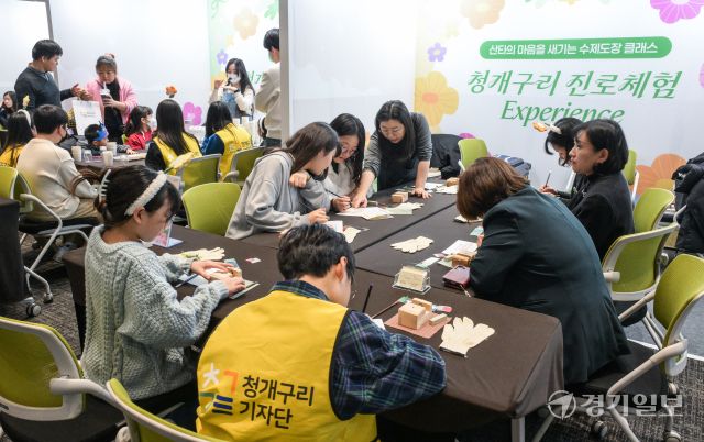 20일 오후 수원컨벤션센터에서 열린 '2025 청개구리 스펙 Festival'에서 참가 학생과 학부모들이 다양한 진로체험을 하고 있다. 청개구리 스펙이란 수원 관내 학부모가 교육의 주체로 학생들을 학습하고, 청소년은 지역사회 속에서 성장하며 학교 안밖으로 교육자원을 활용하는 것을 핵심으로 하는 수원시 교육브랜드이다. 윤원규기자