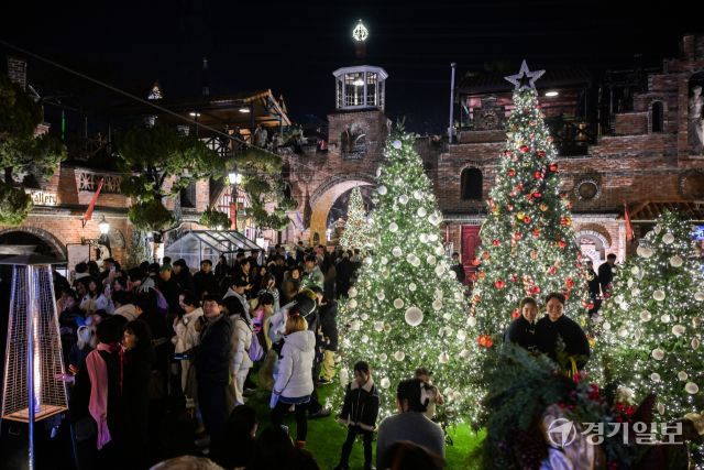 크리스마스를 닷새 앞둔 20일 오후 여주 루덴시아 테마파크를 찾은 찾은 시민들이 크리스마스 트리 앞에서 즐거운 시간을 보내고 있다. 윤원규기자