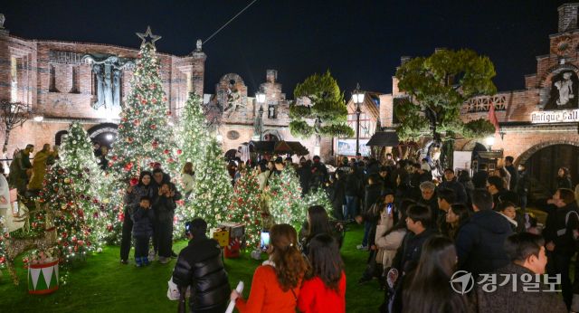 크리스마스를 닷새 앞둔 20일 오후 여주 루덴시아 테마파크를 찾은 찾은 시민들이 크리스마스 트리 앞에서 즐거운 시간을 보내고 있다. 윤원규기자