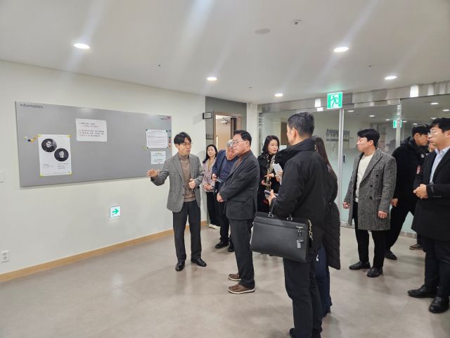 강수현 양주시장이 예술의전당 관계자로부터 오페라극장 시설에 대한 설명을 듣고 있다. 양주시 제공