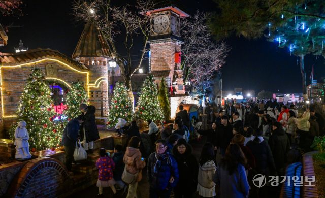크리스마스를 닷새 앞둔 20일 오후 여주 루덴시아 테마파크를 찾은 찾은 시민들이 크리스마스 트리 앞에서 즐거운 시간을 보내고 있다. 윤원규기자
