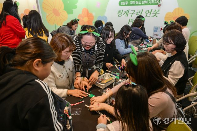 20일 오후 수원컨벤션센터에서 열린 '2025 청개구리 스펙 Festival'에서 참가 학생과 학부모들이 다양한 진로체험을 하고 있다. 청개구리 스펙이란 수원 관내 학부모가 교육의 주체로 학생들을 학습하고, 청소년은 지역사회 속에서 성장하며 학교 안밖으로 교육자원을 활용하는 것을 핵심으로 하는 수원시 교육브랜드이다. 윤원규기자