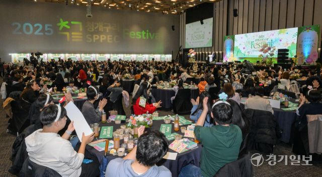 20일 오후 수원컨벤션센터에서 열린 '2025 청개구리 스펙 Festival'에서 참가 학생과 학부모들이 다양한 진로체험을 하고 있다. 청개구리 스펙이란 수원 관내 학부모가 교육의 주체로 학생들을 학습하고, 청소년은 지역사회 속에서 성장하며 학교 안밖으로 교육자원을 활용하는 것을 핵심으로 하는 수원시 교육브랜드이다. 윤원규기자