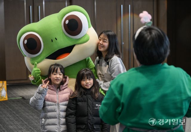 20일 오후 수원컨벤션센터에서 열린 '2025 청개구리 스펙 Festival'에서 참가 학생과 학부모들이 다양한 진로체험을 하고 있다. 청개구리 스펙이란 수원 관내 학부모가 교육의 주체로 학생들을 학습하고, 청소년은 지역사회 속에서 성장하며 학교 안밖으로 교육자원을 활용하는 것을 핵심으로 하는 수원시 교육브랜드이다. 윤원규기자