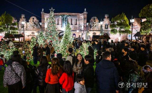 크리스마스를 닷새 앞둔 20일 오후 여주 루덴시아 테마파크를 찾은 찾은 시민들이 크리스마스 트리 앞에서 즐거운 시간을 보내고 있다. 윤원규기자