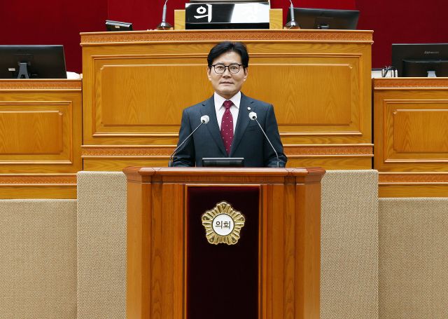 안양시의회 정완기 도시건설위원장(국민의힘)이 19일 5분 자유발언을 하고 있다. 안양시의회 제공