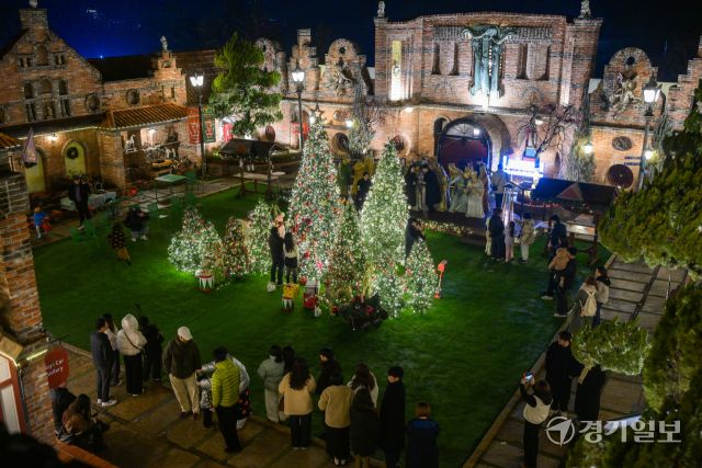 크리스마스를 닷새 앞둔 20일 오후 여주 루덴시아 테마파크를 찾은 찾은 시민들이 크리스마스 트리 앞에서 즐거운 시간을 보내고 있다. 윤원규기자