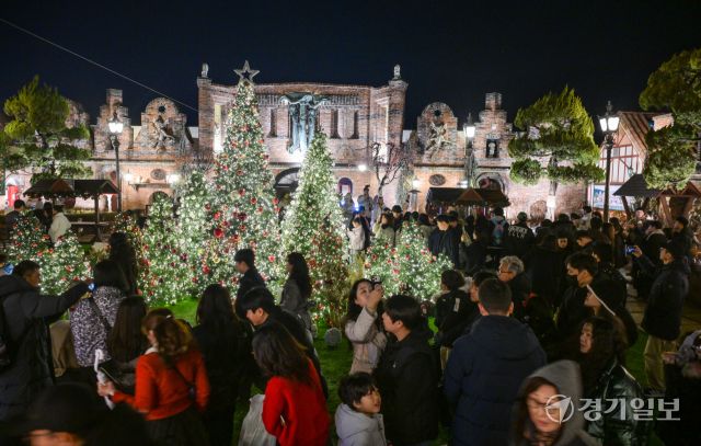 크리스마스를 닷새 앞둔 20일 오후 여주 루덴시아 테마파크를 찾은 찾은 시민들이 크리스마스 트리 앞에서 즐거운 시간을 보내고 있다. 윤원규기자