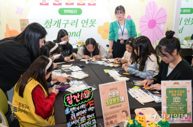 20일 오후 수원컨벤션센터에서 열린 '2025 청개구리 스펙 Festival'에서 참가 학생과 학부모들이 다양한 진로체험을 하고 있다. 청개구리 스펙이란 수원 관내 학부모가 교육의 주체로 학생들을 학습하고, 청소년은 지역사회 속에서 성장하며 학교 안밖으로 교육자원을 활용하는 것을 핵심으로 하는 수원시 교육브랜드이다. 윤원규기자