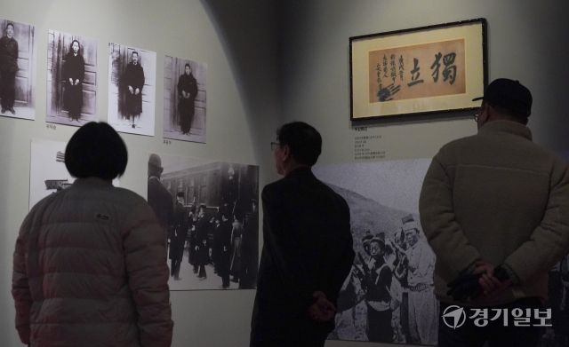 '큰 소리로 길게 탄식하며 일본의 멸망을 미리 조문한다'는 의미를 담은 안중근 의사의 유묵이 광복 80주년, 한일국교정상화 60주년 경기도박물관 특별전 '동양지사, 안중근-통일이 독립이다'에서 공개됐다. 사진은 21일 오후 시민들이 안중근 의사의 '독립' 유묵을 관람하고 있다. 홍기웅기자