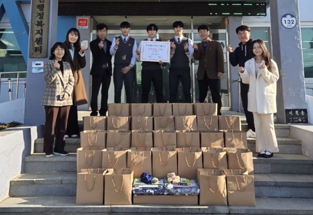 이천 율면고 학생들이 지역 내 취약계층 어르신을 위해 손편지와 방한용품 30세트를 율면행정복지센터에 기탁했다. 이천시 제공