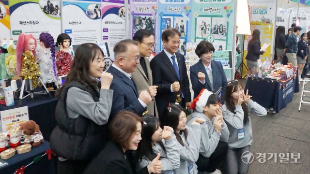 지난 20일 고양특례시 킨텍스에서 열린 ‘고양특례시 교육발전특구 성과공유회’에서 이동환 시장과 임태희 교육감 등이 기념촬영을 하고 있다. 신진욱기자