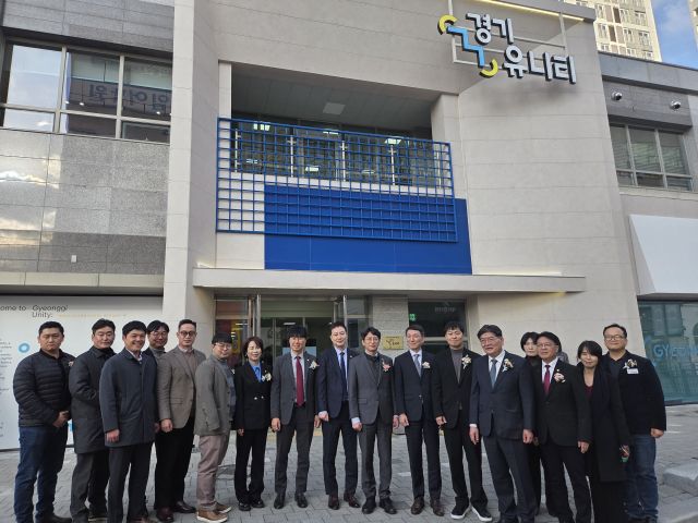 19일 남양주 다산지금 A5 경기행복주택 단지에서 열린 ‘경기 유니티’ 개소식에 김용진 경기주택도시공사(GH) 사장과 김성중 경기도 행정1부지사, 홍지선 남양주시 부시장 등이 기념촬영을 하고 있다. GH 제공