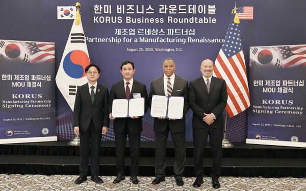 최윤범 고려아연 회장(왼쪽 두 번째)과 마이클 윌리엄슨 록히드마틴 인터내셔널 사장(오른쪽 두 번째)이 지난달 25일(현지시간) 미국 워싱턴 D.C.에서 열린 ‘한미 비즈니스 라운드테이블’에서 게르마늄 공급망 구축을 위한 양해각서(MOU)에 서명한 뒤 기념촬영을 하고 있다. 고려아연 제공