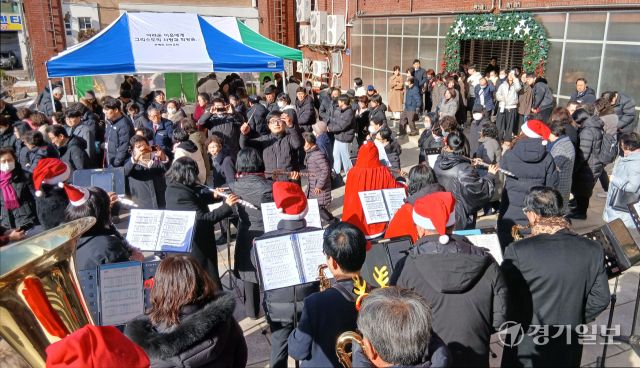 성탄절을 나흘 앞둔 21일 오전 수원특례시내 한 교회 앞에서 산타복을 입은 오케스트라 대원들이 다양한 크리스마스 캐럴을 연주하며 성탄 분위기를 고조시키고 있다. 김시범기자