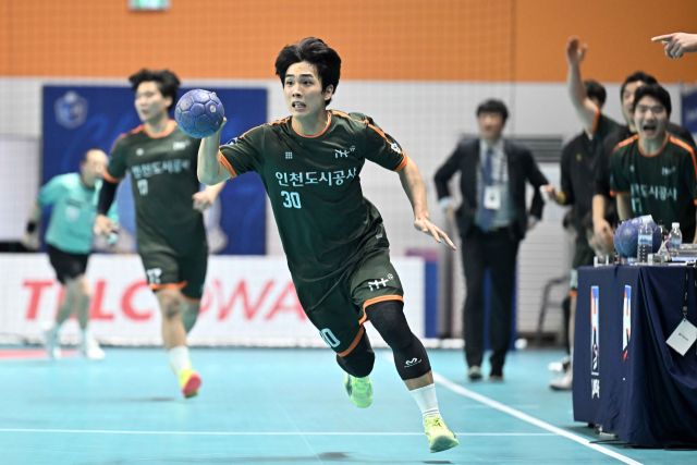 인천도시공사의 이요셉이 20일 오후 7시 충북 청주 SK호크스 아레나에서 열린 ‘신한 SOL Bank 2025-2026 핸드볼 H리그’ 남자부 2라운드 충남도청전서 드리블을 하고 있다. 한국핸드볼연맹 제공