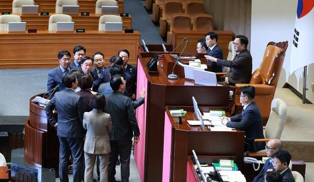 9일 국회 본회의에서 국민의힘 나경원 의원이 가맹사업거래의 공정화에 관한 법률 일부개정법률안에 대해 무제한 토론을 하던 도중 우원식 국회의장이 나 의원 토론이 의제와 관련 없다고 마이크를 꺼버리자 국민의힘 의원들이 항의하고 있다. 연합뉴스