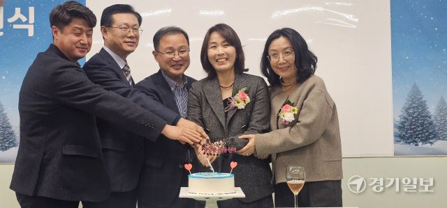 18일 오후 평택대학교 제2피어선빌딩에서 열린 로저스심리상담원 개원식에서 나정아 원장(오른쪽 두 번째) 및 대학 교수진 등이 출범 축하를 위한 케이크 커팅을 하고 있다. 윤동현기자