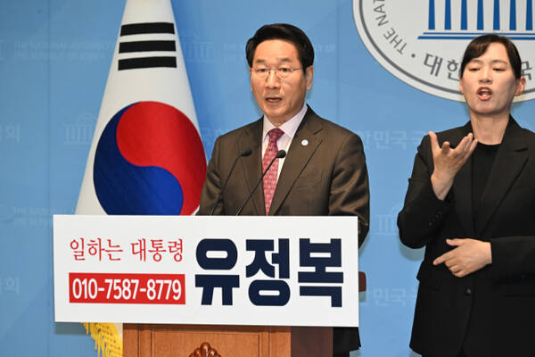 유정복 인천시장이 지난 4월 국민의힘 대통령 후보 경선 출마 당시 국회에서 대국민호소문을 발표하고 있다. 경기일보 DB