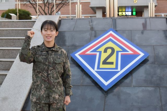 지하철에서 응급저치로 중년여성의 생명을 구한 육군 제2기갑여단 불사조대대 소속 김유진 소위. 제2기갑여단제공