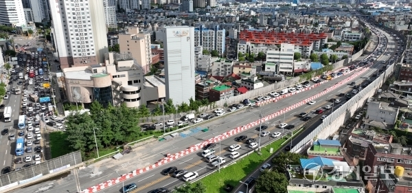 인천대로(옛 경인고속도로) 인천방향 도화IC에서 빠져나가는 출근길 차량들이 2km 넘게 늘어서 있다. 경기일보DB
