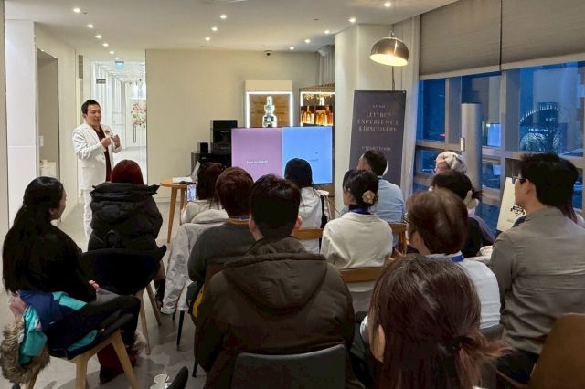 젤 의료진이 대만 의료진들에게 레티보 교육을 진행하고 있다. 휴젤