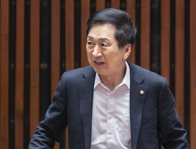 국민의힘 김기현 의원이 22일 국회에서 열린 의원 총회에 입장하고 있다. 김 의원은 이날 김건희 특검에 명품 가방 전달 관련 피의자로 소환됐다.