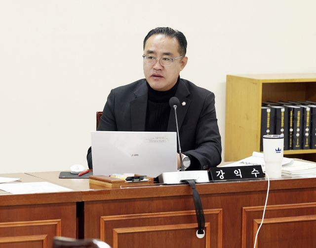 안양시의회 강익수 의원(국민의힘)이 안양시 학교 밖 청소년 지원 조례를 대표 발의하고 있다. 안양시의회 제공