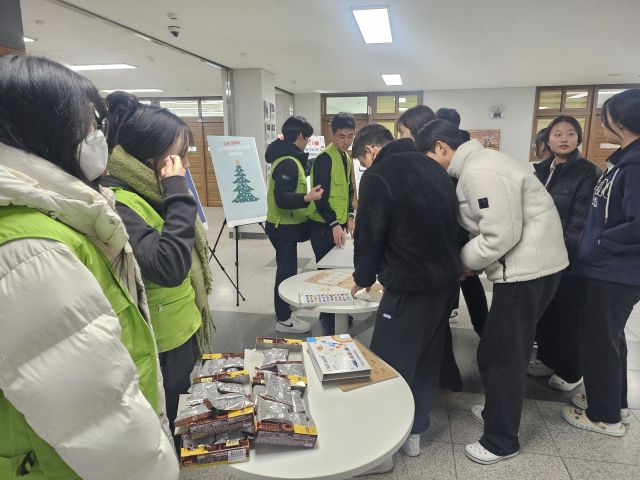 옥빛고 학생들이 개인용 이동장치를 타지 않겠다는 서약 메모를 작성하고 있다. 옥빛고 제공