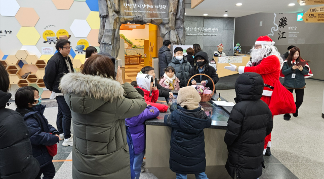 포천 한탄강 세계지질공원에서 관계자들이 방문객을 대상으로 연말 문화 프로그램을 안내하고 있다. 포천시 제공