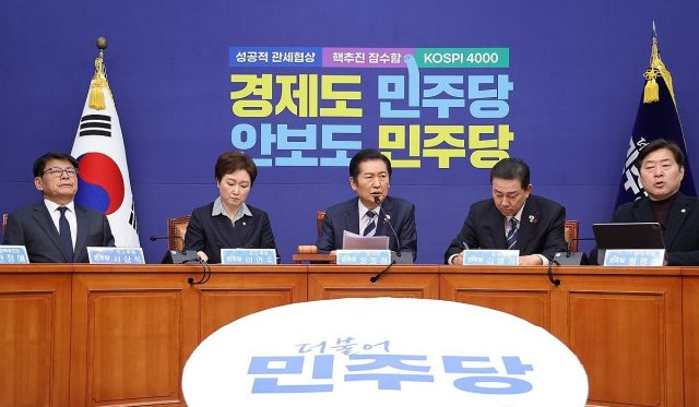 더불어민주당 정청래 대표(가운데)가 22일 서울 여의도 국회에서 열린 최고위원회의에서 발언하고 있다. 연합뉴스