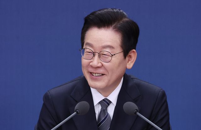 이재명 대통령이 19일 정부서울청사 별관에서 열린 외교부(재외동포청)·통일부 업무보고에서 발언하고 있다. 연합뉴스