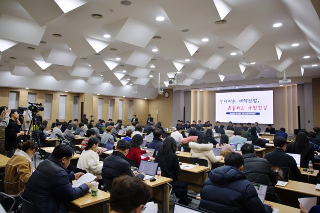 한국제약바이오협회, 한국바이오의약품협회, 한국의약품수출입협회, 한국신약개발조합, 한국제약협동조합 등으로 구성된 ‘제약바이오산업 발전을 위한 약가제도 개편 비상대책위원회’가 22일 서울 한국제약바이오협회에서 긴급 기자회견을 열고 있다. 한국제약바이오협회 제공