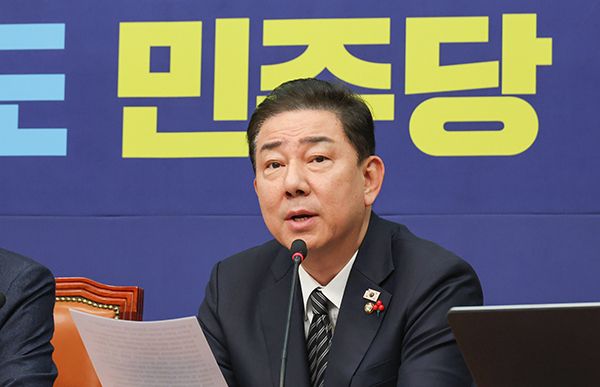 더불어민주당 김병기 원내대표가 19일 서울 여의도 국회에서 열린 최고위원회의에서 발언을 하고 있다. 연합뉴스