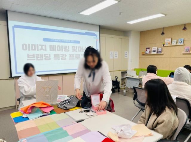 분당아람고가 경기도교육청의 ‘고등학교 졸업예정자 사회진출 역량개발 지원 사업’을 도입해 운영하고 있다. 이미지메이킹 특강 모습. 분당아람고 제공
